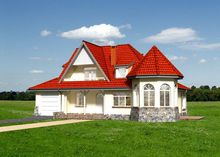 Красочный жилой дом с каменным цоколем и резными окнами